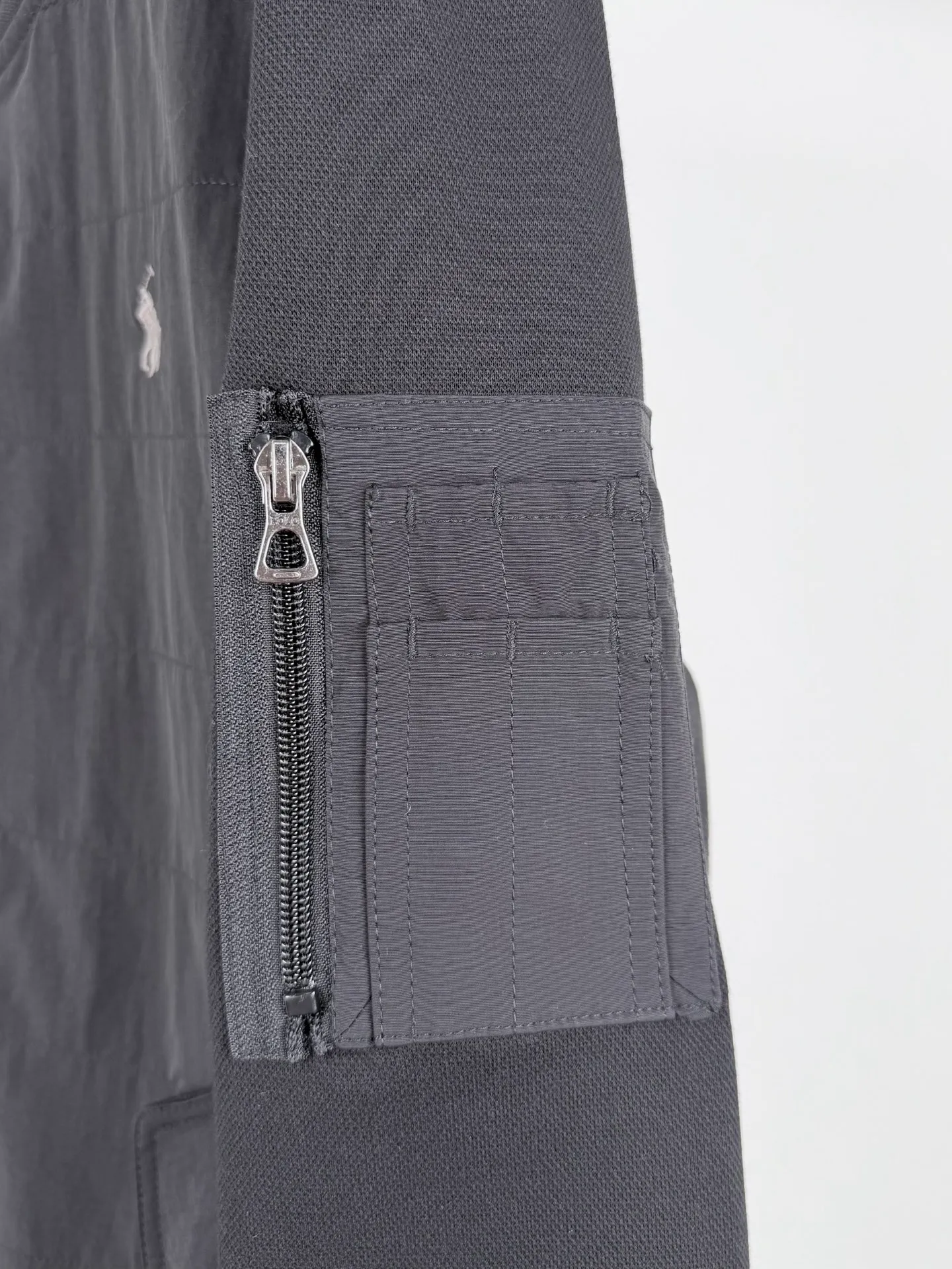 Ralph Lauren/Ralph Lauren cotton-padded jacket with baseball collar with logo. Customized cloud-like double-sided velvet. Excellent texture. Comfortable and close to the skin. The matte obsidian black on the front exudes an innate sense of luxury. The micro-velvet touch on the reverse hides the temperature. The layers of black appear on their own. The front groove is quilted with military-grade wiring to outline the three-dimensional skeleton. The delicate pony logo embellishes the chest. It is low-key and powerful. The hidden pocket on the left sleeve hides the edge. The collar and chain linkage layering design is effortlessly advanced. The golden ratio of lightness and warmth, warm but not heavy, heavy but not stiff. Process 1: Adopt imported machine embroidery technology. Use advanced computer control system and precision mechanical components to achieve the iconic pony embroidery operation with high precision and smooth and delicate lines. Process 2: Needle and shuttle splicing technology can make full use of the respective advantages of knitted fabrics and woven fabrics. By choosing the appropriate sewing process and stitches, the splicing parts can be ensured to be strong and beautiful. Process 3: Template machine bag opening. The preset template guides the position of opening the bag. The accuracy of shape and size ensures the quality of the bag opening effect. Accessories: Customized 1:1 Ralph Lauren snap button Customized 1:1 Ralph Lauren zipper Customized 1:1 Ralph Lauren trademark Version: Loose version Size: S M L XL